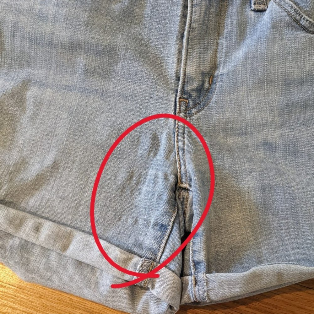 Levi's Mid Rise Shorts - Picture 7 of 7